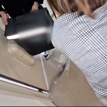 FC2-PPV-2618031 【個人撮影・中出し・3p】近所の人妻を自宅に連れ込み、交尾中にUb●r■atsの配達員さんが来たので