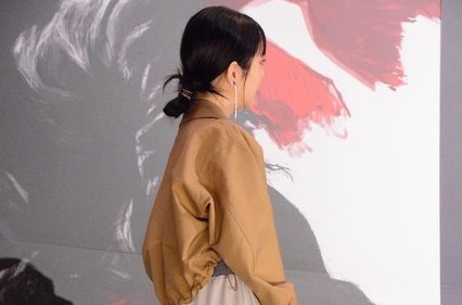 【画像】浜辺美波さん、身体が薄すぎる